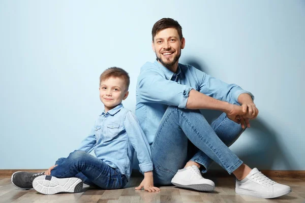 Otec a syn sedí na podlaze — Stockfoto