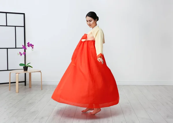 Vrouw in Koreaanse traditionele kostuum dancing — Stockfoto