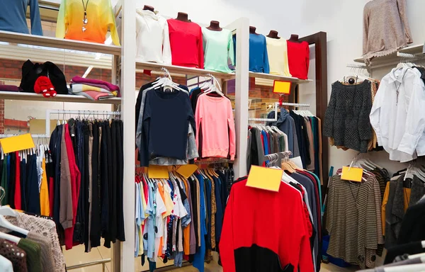 Ubrania w sklepie nowoczesne — Zdjęcie stockowe