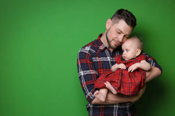 Père posant avec bébé fille mignonne — Photo