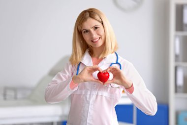 kadın doktor holding kalp