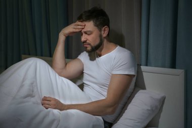 Genç adam baş ağrısı çekiyor.