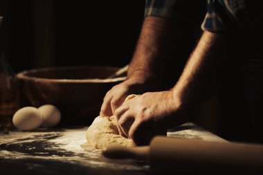 Adam mutfakta hamur yapma