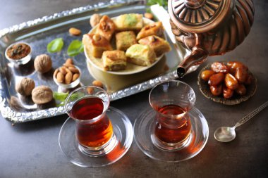 Türk çayı geleneksel cam ve tablo closeup sweets içine dökme