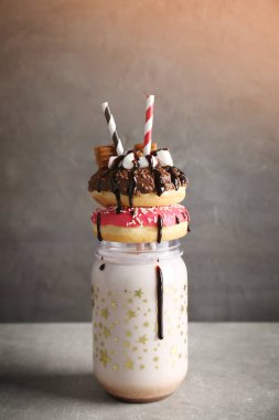 Donuts ve şeker kavanoz içinde