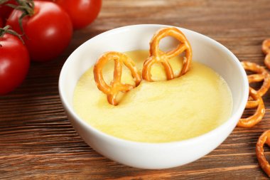 Peynir soslu kaseye daldırma çubuk kraker