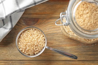 kahverengi pirinç ile ölçüm fincan