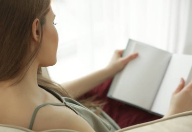 Kitap okuyan genç bir kadın 