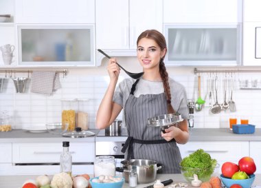 Pişirme kavramı. Genç kadın yemek tatma