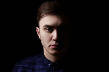 Koyu arka plan, tatlı yakışıklı adam