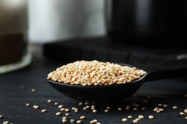 Quinoa tohumları kaşıkla