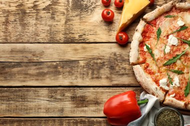 Taze malzemelerle dört peynirli pizza 