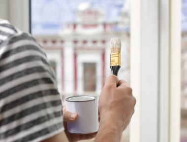 Genç bir işçi resim penceresinde office