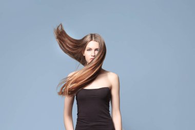 Uzun düz saçlı kadın