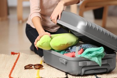 Kadın bavul hazırlıyor