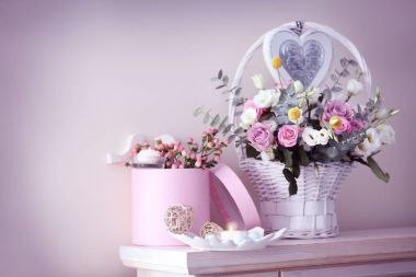 şöminenin üzerinde çiçek kompozisyon