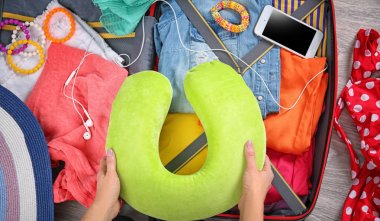 Ambalaj eller yastık bavul seyahat.