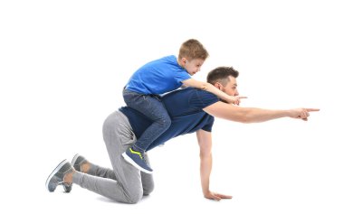 Yakışıklı adam oğluyla oynamaya