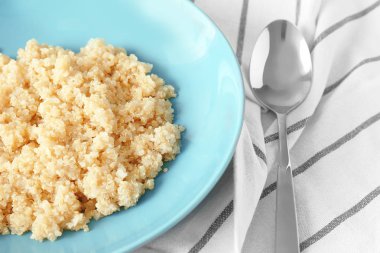 Quinoa yulaf lapası ile mavi tabak 