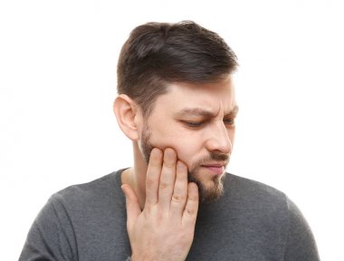 adam acı diş ağrısı 