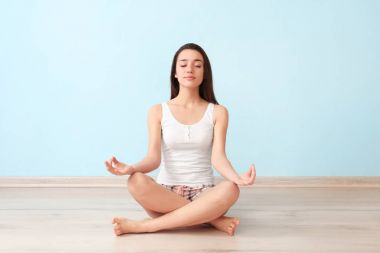 Yoga Çalışan Genç Kadın