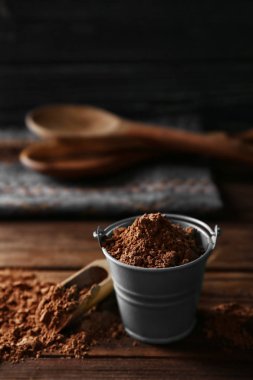 Kakao tozu ile küçük dekoratif kova
