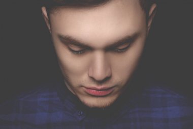 Koyu arka plan, tatlı yakışıklı adam