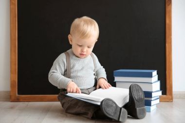 Şirin küçük çocuk. 