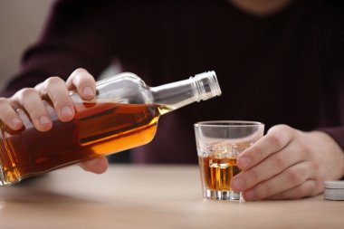 depresif adam viski içme