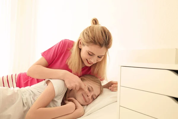 Mujer joven despertando hija — Foto de Stock