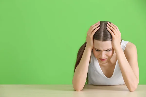 Mladá žena trpící bolestí hlavy — Stock fotografie