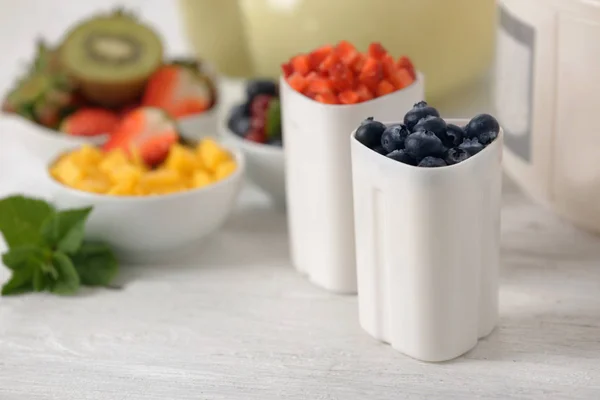 Tassen mit leckeren hausgemachten Joghurt und Beeren — Stockfoto