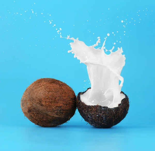 Cocos com salpicos de leite — Fotografia de Stock