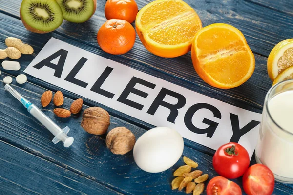 Word ALLERGY, food and syringe — Stock Photo, Image