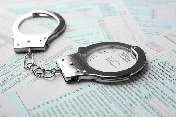 Handcuffs on income tax return form — Stock Photo, Image