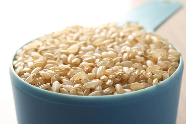 Medir la cucharada con arroz —  Fotos de Stock