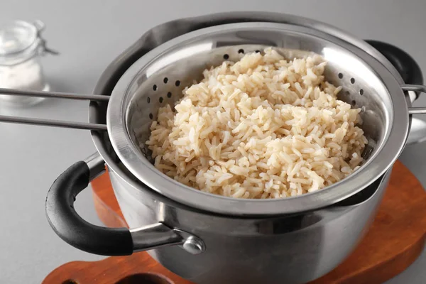 Друшляк з готовими рису — стокове фото