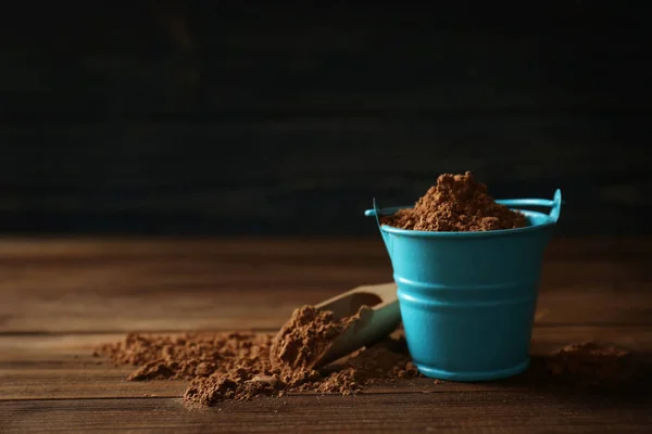 Pequeño cubo decorativo con cacao en polvo —  Fotos de Stock