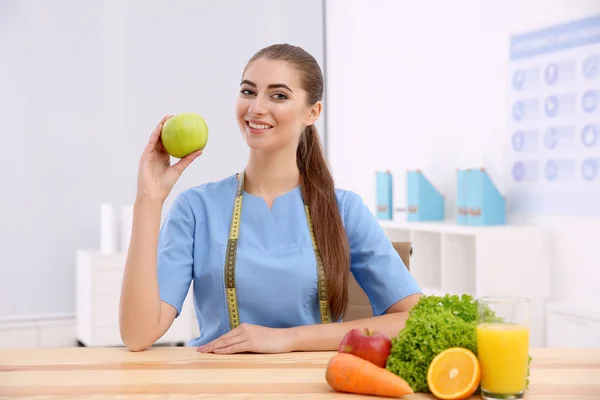 Giovane nutrizionista femminile — Foto Stock