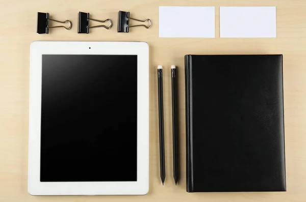 Notebook, tablet ve kartvizit — Stok fotoğraf