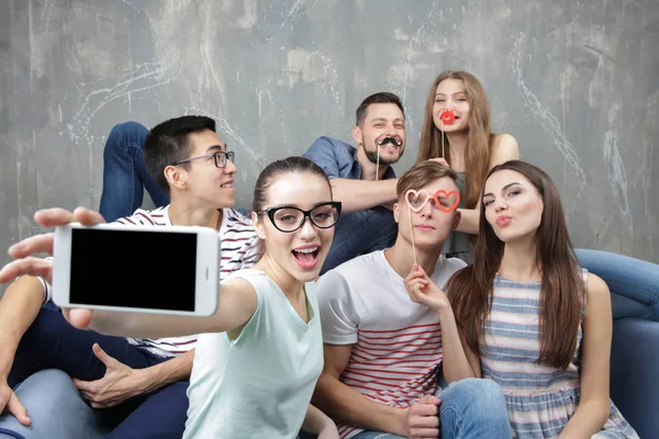 Prieteni tineri fericiți care fac selfie — Fotografie, imagine de stoc