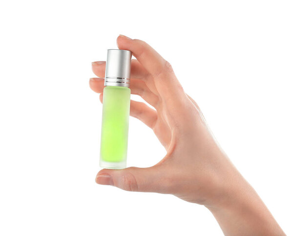 рука держа бутылку с духами
