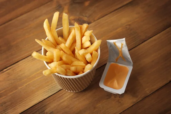 Batatas fritas saborosas e molho de queijo — Fotografia de Stock