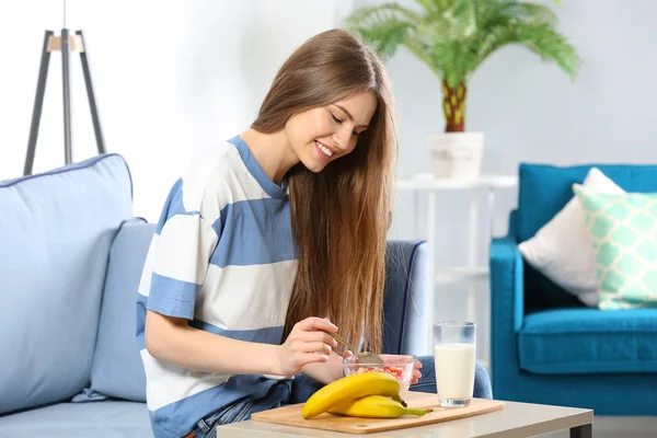 Jovem mulher comer flocos de aveia — Fotografia de Stock