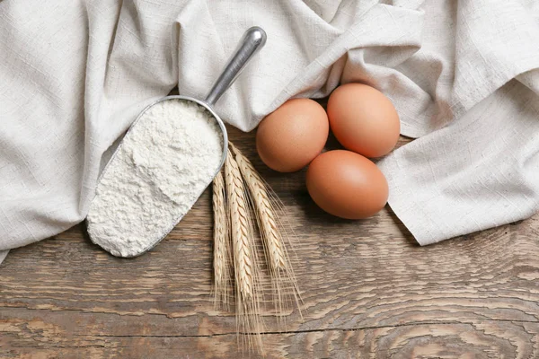 Colher com farinha na mesa — Fotografia de Stock