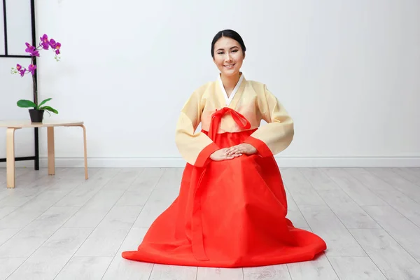 Γυναίκα στην κορεατική παραδοσιακή φορεσιά — Φωτογραφία Αρχείου