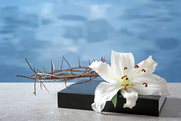 Bíblia, coroa de espinhos e lírio branco — Fotografia de Stock