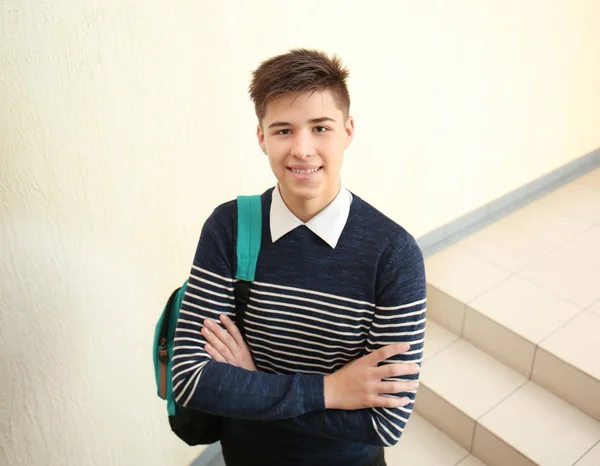 Alegremente sonriente chico de escuela — Foto de Stock