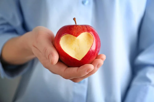 Jablko s vykrojenými ve tvaru srdce — Stock fotografie