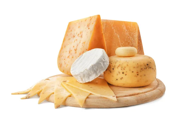 Träskiva med smakrik ost — Stockfoto